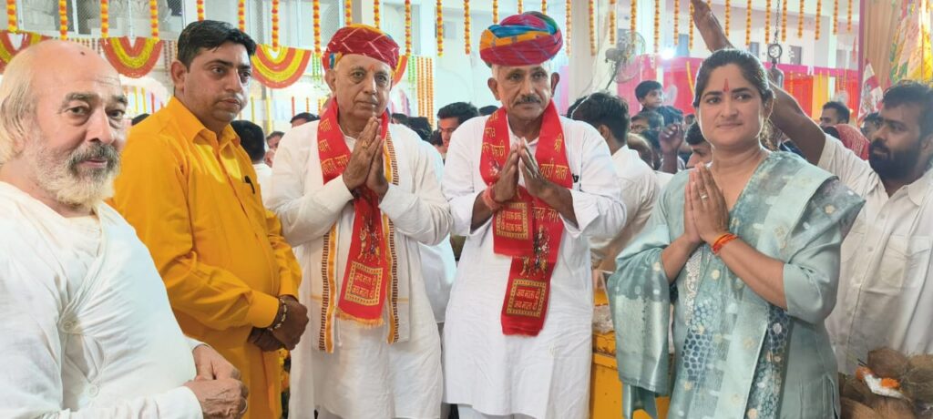 केन्द्रीय मंत्री चौधरी व विधायक कानावत ने बाड़ी माता के दर्शन किए